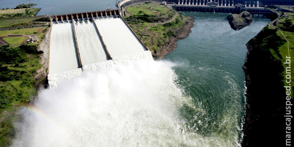 Itaipu abre vertedouro para escoar excesso de água