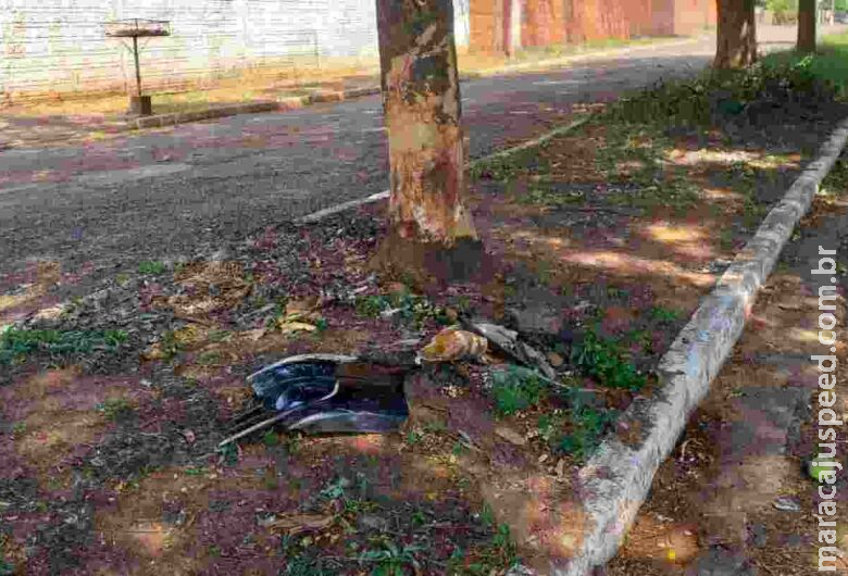 Jovem morre em acidente de carro após veículo bater em árvore Jovem morre em acidente de carro após veículo bater em árvore