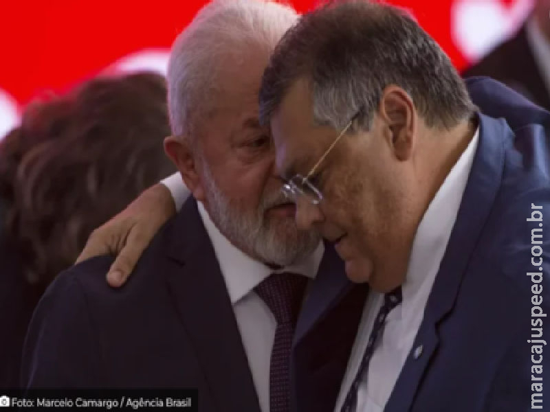 Lula procura uma solução “honrosa” para tirar Dino do Governo