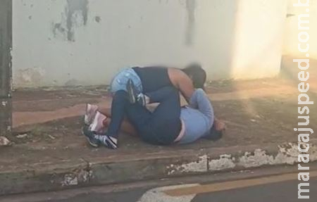 Mãe vai visitar o filho e termina apanhando da atual esposa do ex Mãe vai visitar o filho e termina apanhando da atual esposa do ex