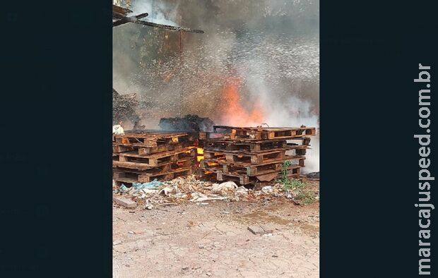 Monte de recicláveis pega fogo em residência sem moradores em Corumbá