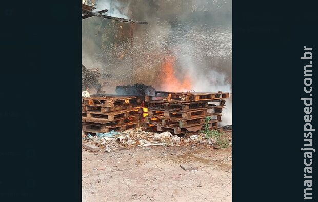 Monte de recicláveis pega fogo em residência sem moradores em Corumbá Monte de recicláveis pega fogo em residência sem moradores em Corumbá
