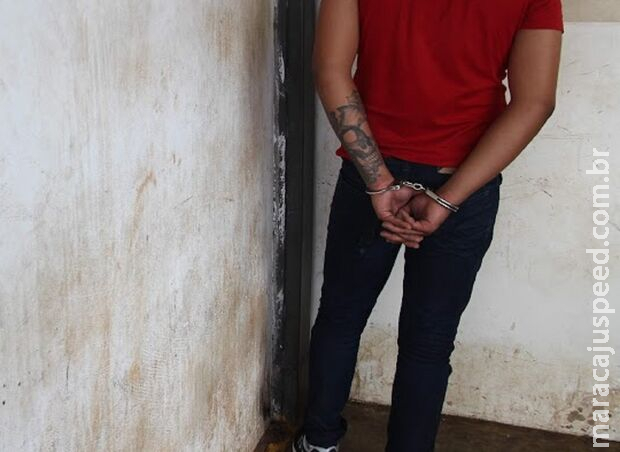 Morador se depara com ladrão em casa, luta e o amarra no Manoel Taveira