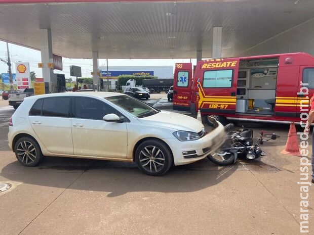 Motociclista fica ferido após ser atingido por carro em posto de gasolina em Chapadão do Sul