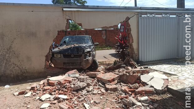 Motorista bêbado perde controle de carro e derruba muro de residência em Aquidauana Motorista bêbado perde controle de carro e derruba muro de residência em Aquidauana