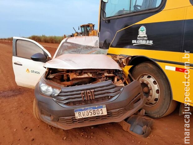 Motorista de picape tenta ultrapassagem e acerta ônibus escolar em Nova Alvorada do Sul