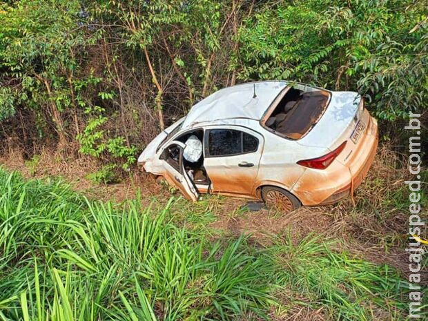 Motorista evita choque com caminhão, mas capota carro na vegetação da MS-395 Motorista evita choque com caminhão, mas capota carro na vegetação da MS-395