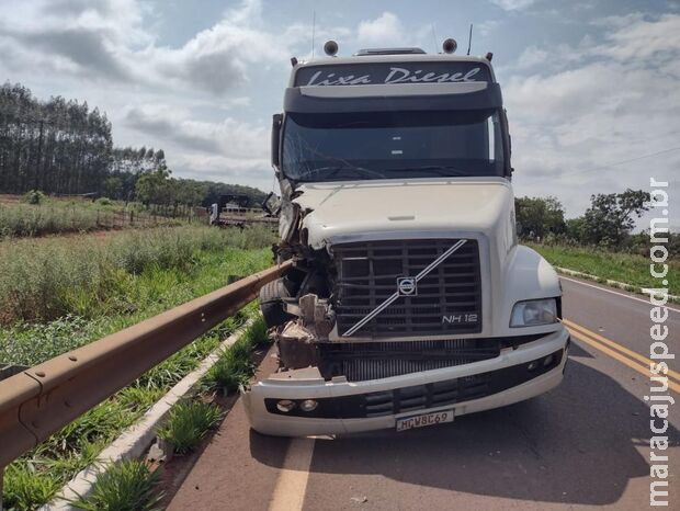 Motorista foge após causar acidente com caminhões na MS-338 Motorista foge após causar acidente com caminhões na MS-338