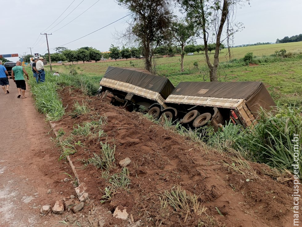 Motorista perde controle na BR-376 e cai com carreta em barranco entre Fátima do Sul e Vicentina