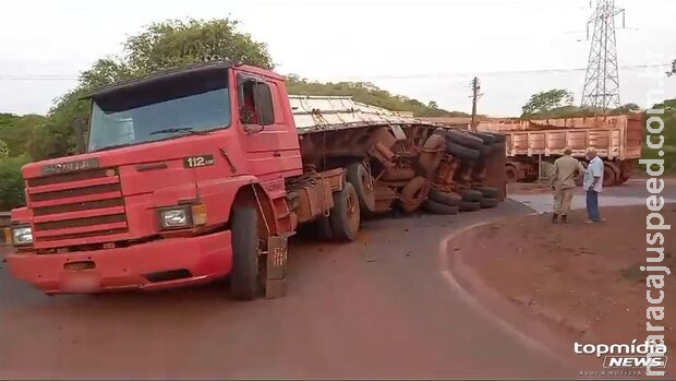 Motorista perde o controle da direção e tomba carreta carregada de carvão