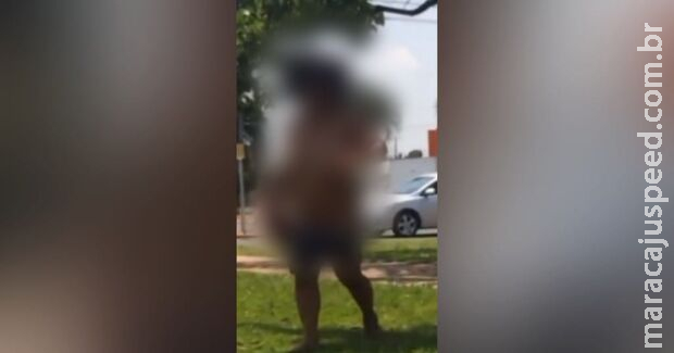 Mulher é flagrada andando nua em plena a luz do dia em avenida de Campo Grande