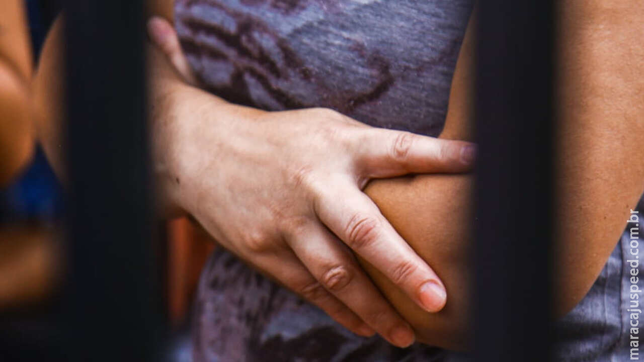 Mulher é jogada de ponte por ex-marido que a esfaqueia e tenta matá-la afogada em rio Mulher é jogada de ponte por ex-marido que a esfaqueia e tenta matá-la afogada em rio