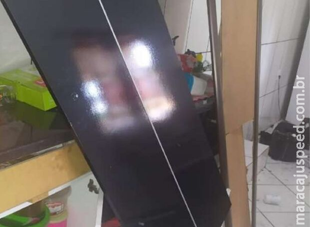 Mulher é surrada de pau pela namorada e tem bens destruídos na Vila Glória