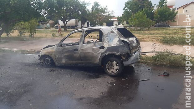 Pane elétrica em carro incendeia carro em Corumbá Pane elétrica em carro incendeia carro em Corumbá