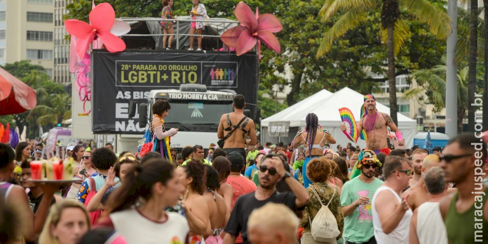 Parada LGBTI+ ocupa orla de Copacabana contra retrocessos