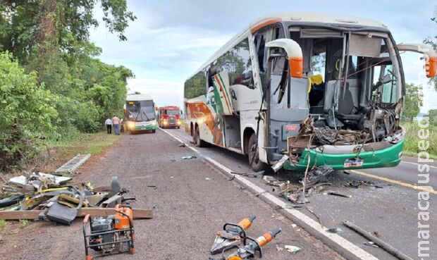 Passageiros de ônibus ficam feridos em acidente com caminhão na BR-262, em Aquidauana Passageiros de ônibus ficam feridos em acidente com caminhão na BR-262, em Aquidauana