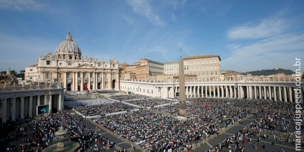 Pessoas transgênero podem ser batizadas como católicos e ser padrinhos