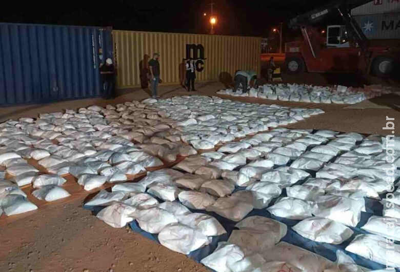 Polícia faz buscas para encontrar donos de três toneladas de cocaína Polícia faz buscas para encontrar donos de três toneladas de cocaína