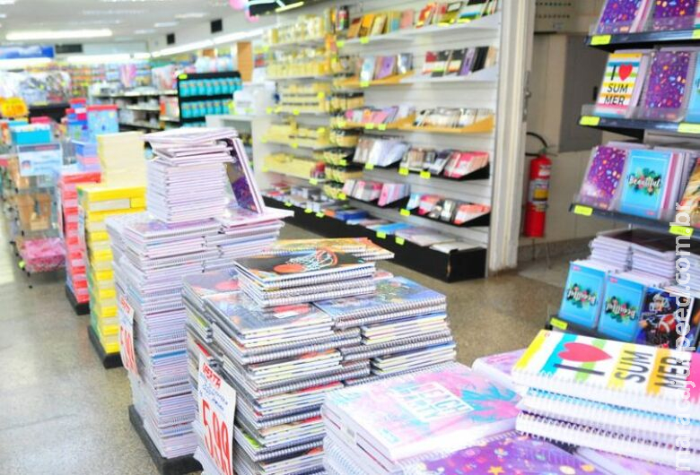 Projeto obriga governos a fornecerem material escolar para alunos da educação básica Projeto obriga governos a fornecerem material escolar para alunos da educação básica