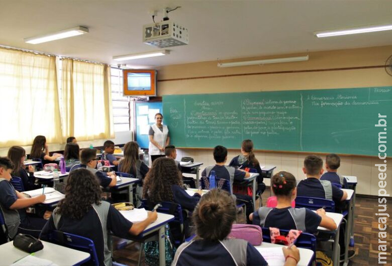 Proposta permite ao professor da rede pública acumular cargos de qualquer natureza