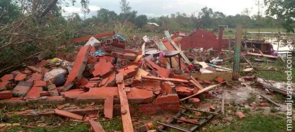 Temporal atinge cidade paraguaia, destrói casas e deixa uma criança morta