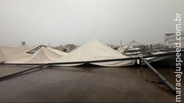 Temporal causa estragos e deixa moradores sem energia e sinal de telefonia em Anaurilândia