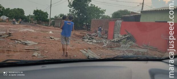 Temporal derruba árvores, destelha casas e deixa bairros sem energia em Aquidauana