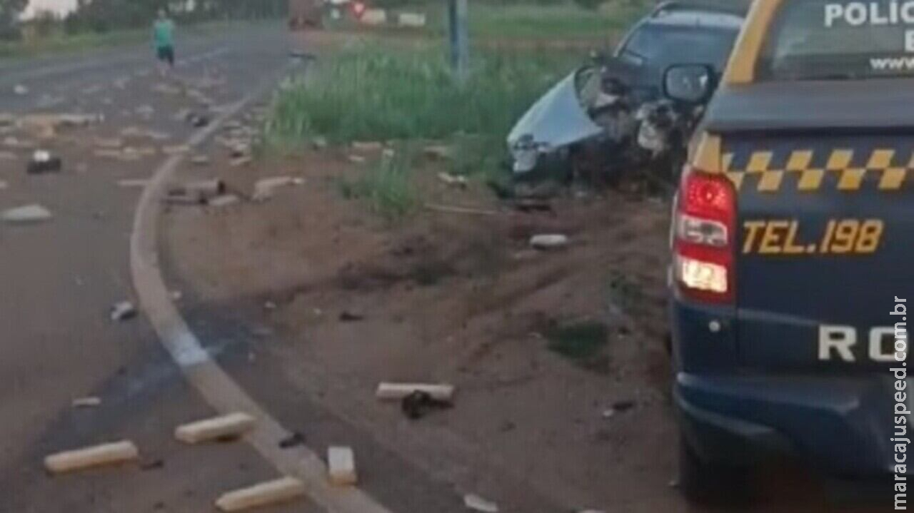 Traficante tenta fugir da PRF, bate contra carreta e espalha maconha pela rodovia Traficante tenta fugir da PRF, bate contra carreta e espalha maconha pela rodovia