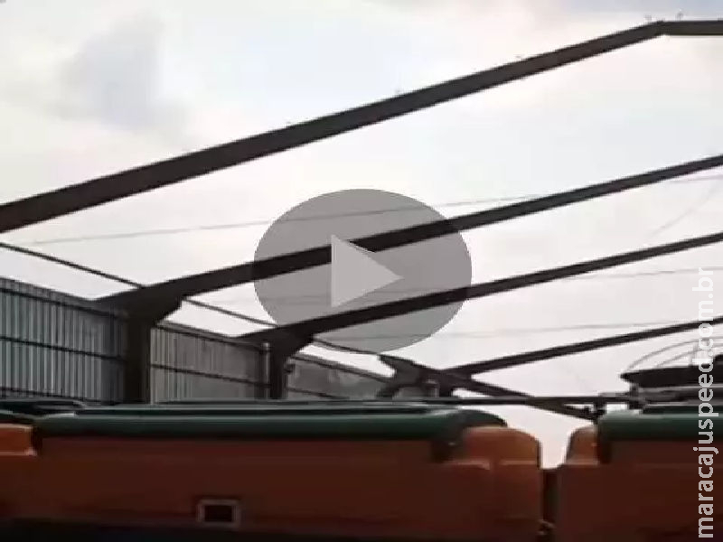 Vento derruba galpão de máquina agrícola em fazenda de soja Vento derruba galpão de máquina agrícola em fazenda de soja