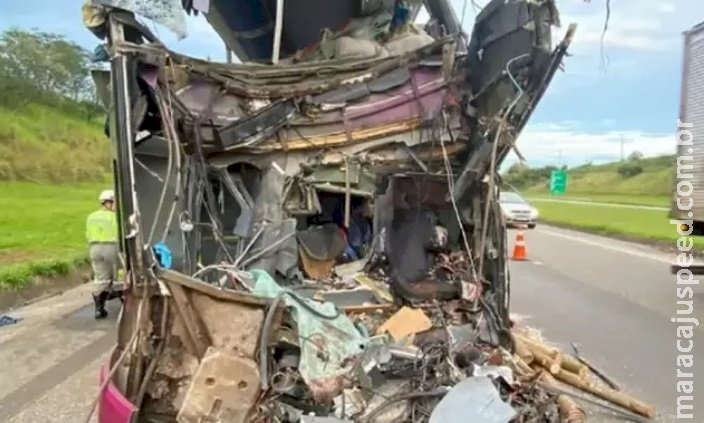 Acidente entre ônibus de Três Lagoas e caminhão deixa 2 mortos e 40 feridos Acidente entre ônibus de Três Lagoas e caminhão deixa 2 mortos e 40 feridos