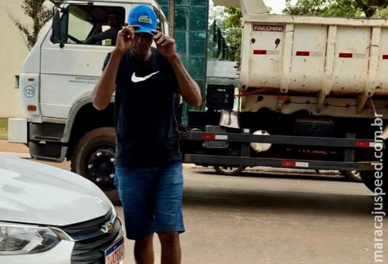 Acusado de matar outro a golpes de faca se apresenta na delegacia Acusado de matar outro a golpes de faca se apresenta na delegacia