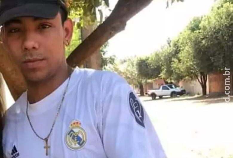 Ataque a tiros mata motociclista e deixa passageiro ferido Ataque a tiros mata motociclista e deixa passageiro ferido