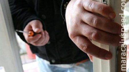 Bandidos invadem residência ameaçam morador e cometem furto Bandidos invadem residência ameaçam morador e cometem furto
