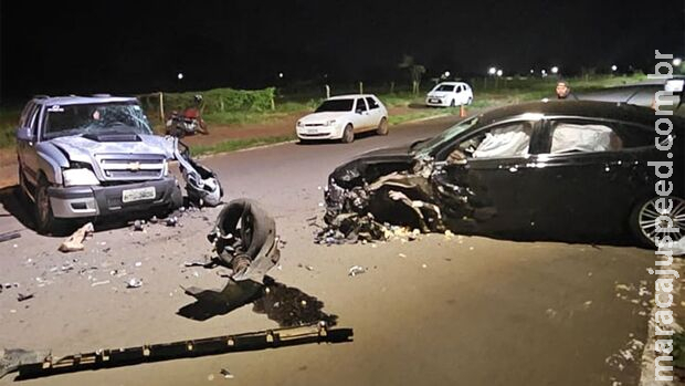 Batida entre carros deixa motorista presa às ferragens Batida entre carros deixa motorista presa às ferragens