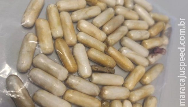 Boliviano morre após engolir 35 cápsulas de cocaína na fronteira com o Brasil Boliviano morre após engolir 35 cápsulas de cocaína na fronteira com o Brasil