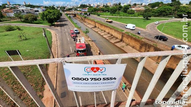 Bombeiros resgatam homem dentro de córrego da Ernesto Geisel Bombeiros resgatam homem dentro de córrego da Ernesto Geisel
