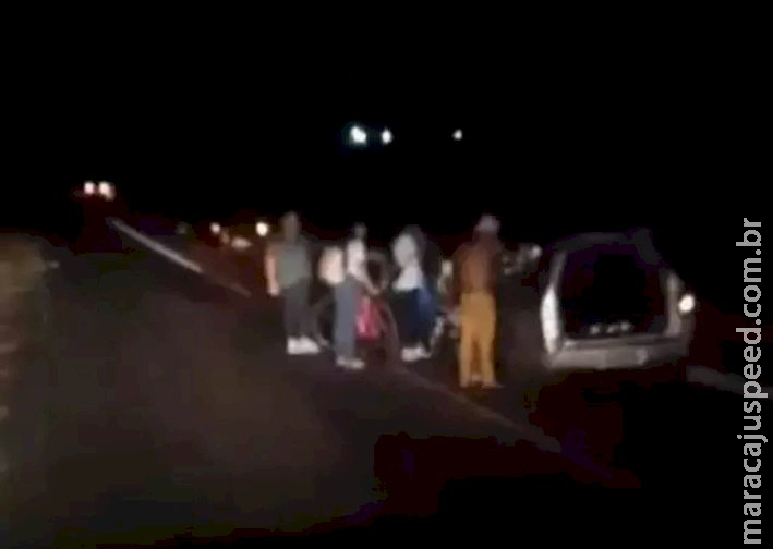 Caminhão invade pista, bate em carro e uma pessoa morre na BR-262 Caminhão invade pista, bate em carro e uma pessoa morre na BR-262
