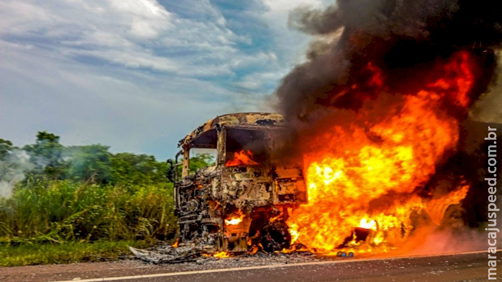 Carreta é consumida e destruída por fogo na BR-267 em Bataguassu Carreta é consumida e destruída por fogo na BR-267 em Bataguassu