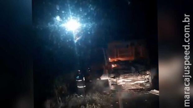 Carreta graneleira pega fogo em Batayporã Carreta graneleira pega fogo em Batayporã