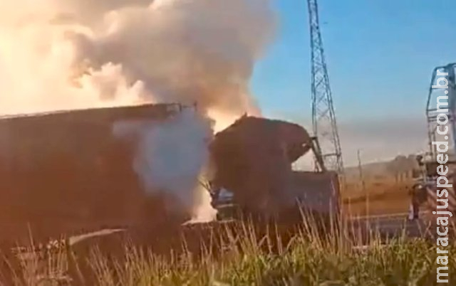 Carreta pega fogo após colisão e duas pessoas ficam feridas em Cassilândia Carreta pega fogo após colisão e duas pessoas ficam feridas em Cassilândia