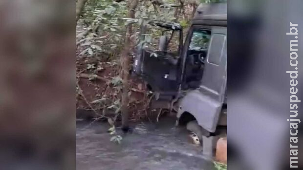 Carreta sem freio cai em córrego de Ribas do Rio Pardo