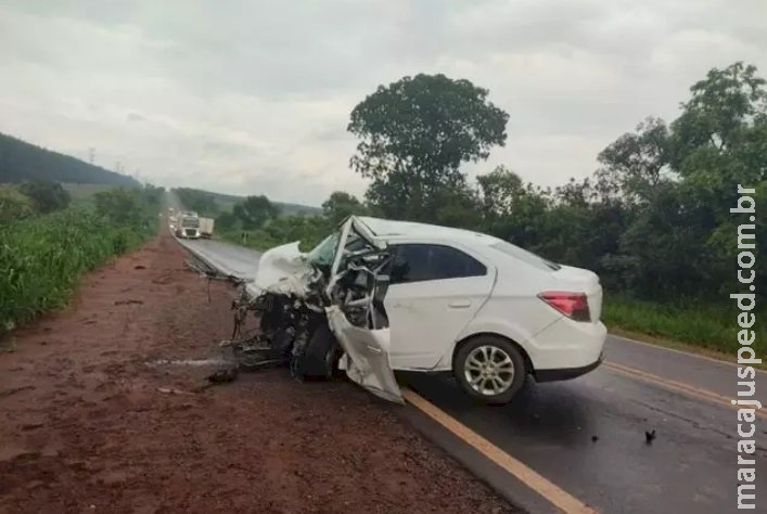 Carro atinge caminhonete de frente e motorista morre na hora na BR-262 em Água Clara