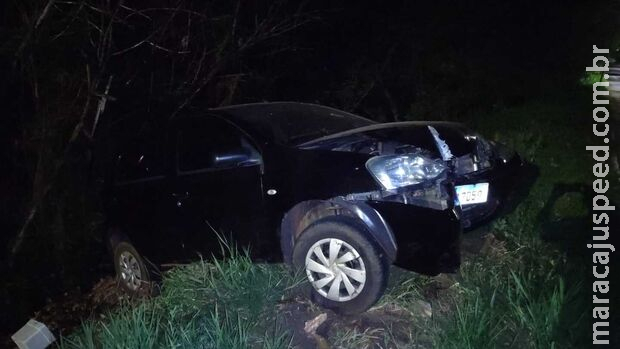Carro capota e fica à beira do córrego na Ernesto Geisel
