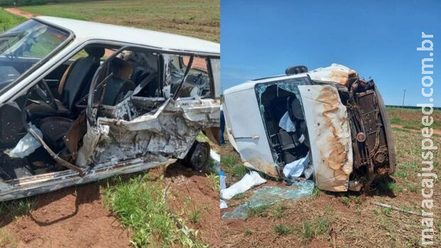 Carro capota e tomba após batida e deixa dois feridos perto de Paraíso das Águas