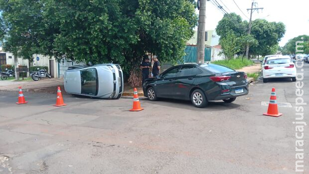 Carro de aplicativo capota e deixa passageiro ferido no Jardim dos Estados Carro de aplicativo capota e deixa passageiro ferido no Jardim dos Estados