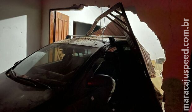 Carro desgovernado invade sala de casa e quase atropela criança em Três Lagoas Carro desgovernado invade sala de casa e quase atropela criança em Três Lagoas