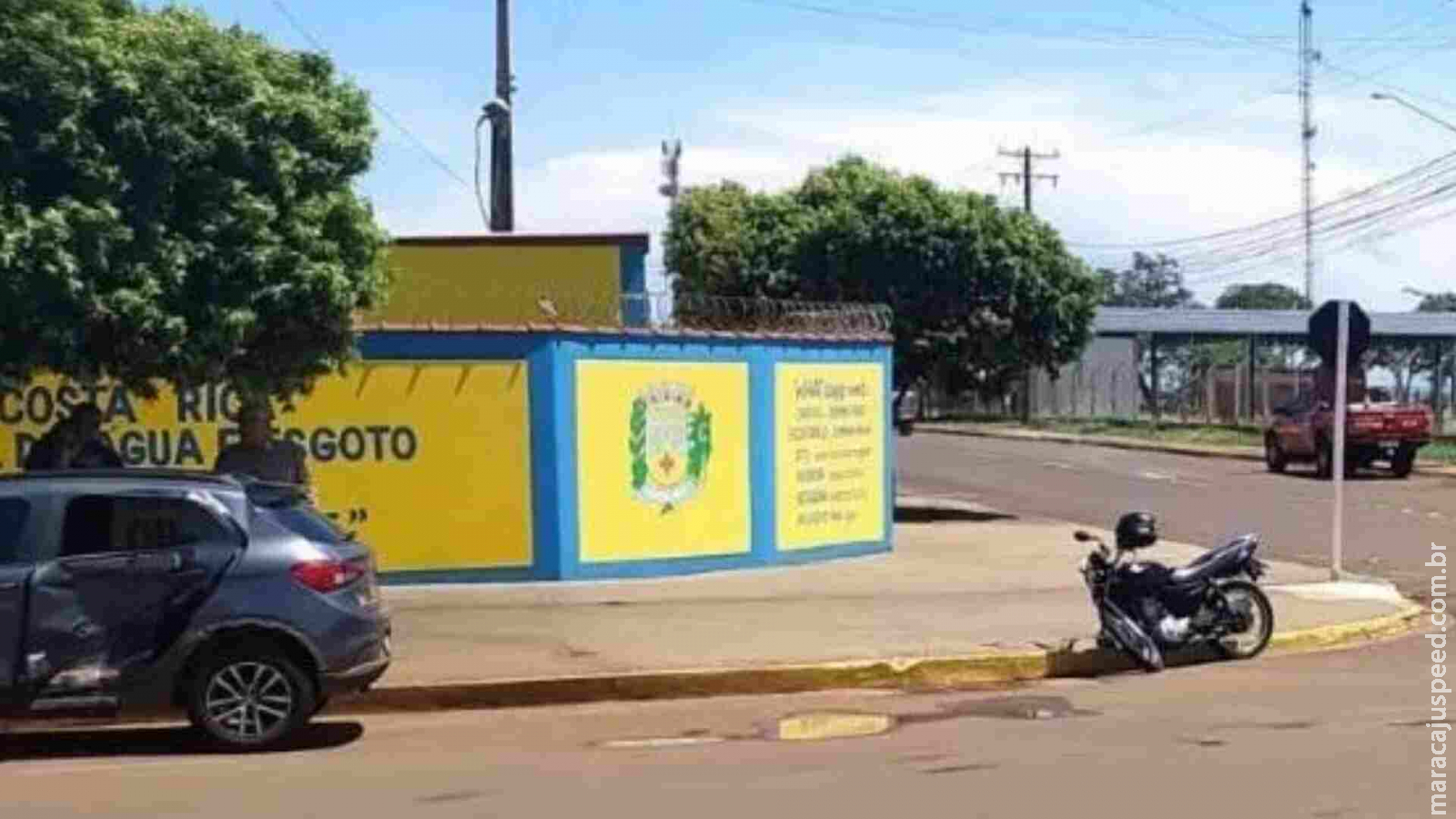 Carro invade preferencial e atinge motociclista em rotatória de Costa Rica Carro invade preferencial e atinge motociclista em rotatória de Costa Rica