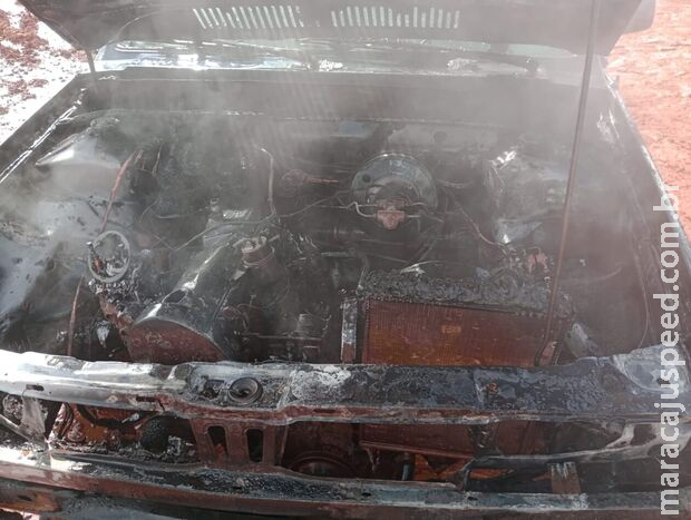 Carro pega fogo nas imediações do novo Anel Viário em Chapadão do Sul