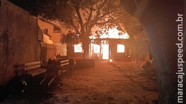 Casa abandonada pega fogo e mobiliza Corpo de Bombeiros na Vila Piratininga