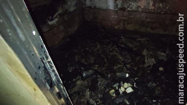 Casa frequentada por usuários de droga é incendiada em Bataguassu Casa frequentada por usuários de droga é incendiada em Bataguassu
